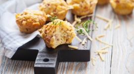 Sylwester w domu? Wypróbuj szybkie i sprawdzone przepisy LIFESTYLE, Żywienie - Sylwestrowe menu to prawdziwe wyzwanie dla organizatora domówki. By nie spędzić kilku dni w kuchni, przekąski mają być proste i szybkie w przygotowaniu. Z kolei dla gości dania powinny być apetyczne i sycące, aby mieli chęć po nie sięgnąć i siłę by przetańczyć całą noc.