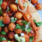 Orientalna pizza z hummusem i cieciorką
