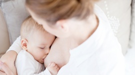 5 porad dla mamy, która planuje zacząć karmić dziecko mlekiem modyfikowanym LIFESTYLE, Żywienie - Chociaż mleko mamy to najlepszy pokarm dla niemowlęcia, to decyzja o zakończeniu przystawiania dziecka do piersi nie oznacza, że jest się gorszą mamą. Jak zmniejszyć albo zatrzymać laktację? Jak poradzić sobie z piersiami pełnymi mleka? Poznaj 5 sprawdzonych porad!