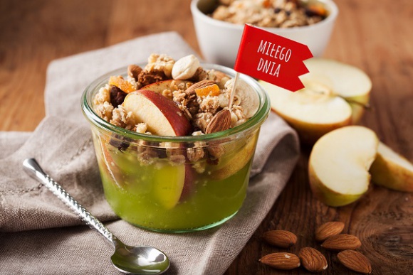 Nie bój się zimowych zabaw na powietrzu! Twojemu dziecku wyjdą one na zdrowie! LIFESTYLE, Żywienie - Zima to wspaniały czas na aktywną zabawę na powietrzu – każde dziecko przyzna, ze nie ma nic radośniejszego od sanek, łyżew czy rzucania śnieżkami. Ilość aktywności, które można realizować w tym okresie jest przeogromna. Jedno jest pewne. (...)