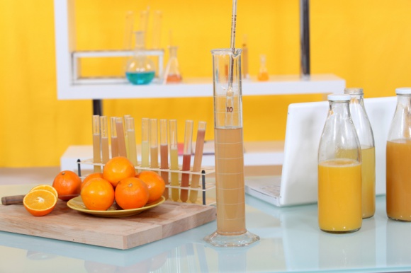 Sok pasteryzowany, czy świeżo wyciskany: który jest lepszy? LIFESTYLE, Żywienie - Istnieje powszechne przekonanie, że sok świeżo wyciskany jest zdrowszy od produkowanego komercyjnie pasteryzowanego 100% soku owocowego.