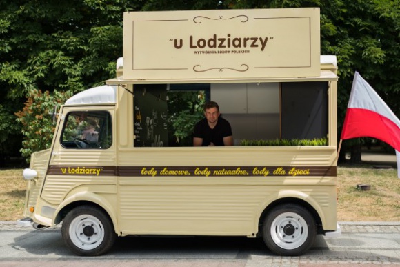 Lody o smaku chleba? LIFESTYLE, Żywienie - Wydaje się, że lodziarze zapadli w sen zimowy? Nic bardziej mylnego. W zaciszu rzemieślniczych wytwórni praca wre nad tym czym zaskoczyć klientów w nowym sezonie. Kreatorzy smaków ważą, odcedzają, miażdżą i miksują, by stworzyć coś wyjątkowego.