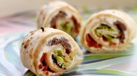 Kolorowe tortille z szarpaną wieprzowiną marki Berger i warzywami LIFESTYLE, Żywienie - Wraz z nadejściem wiosny także w kuchni postawmy na feerię barw i niebanalny mariaż smaków.