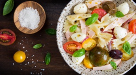 Wiosna na talerzu – przepis na wegetariańską sałatkę LIFESTYLE, Żywienie - Z nadejściem wiosny nabieramy ochoty na lekkie i pożywne dania, dlatego dobrym pomysłem na posiłek jest prosta w wykonaniu sałatka z plastrami wegetariańskimi.