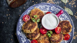 Kotleciki z soczewicy z Pasteną – pastą z suszonych pomidorów z serem Corregio