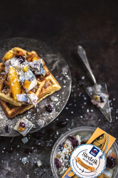 Majowe śledziowe przekąski LIFESTYLE, Żywienie - Przed nami długi weekend majowy. Jeśli już planujesz, co włożyć do piknikowego koszyka, to mamy dla Ciebie inspirację – pyszne śledziowe przekąski!