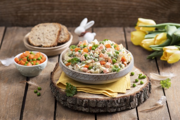 Pyszne przepisy Matki Natury na Wielkanoc LIFESTYLE, Żywienie - Najpopularniejsze dania Wielkanocne to jajka w majonezie i sałatka jarzynowa, zaraz po nich znalazły się żurek/barszcz biały oraz biała kiełbasa i pieczone mięsa. Wśród ciast króluje sernik i baba wielkanocna. Matka Natura podpowiada jak je przygotować.