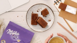 Brownie dla zabieganych – czy podbije serca Polaków? LIFESTYLE, Żywienie - Czy jest ktoś, kto nie kocha klasycznego Brownie o intensywnie czekoladowym smaku? Brownie, które przenosi nas w inny wymiar przyjemności? Na pewno nie wśród prawdziwych fanów czekolady! Nowe Milka Choco Brownie zdobędzie serce każdego.