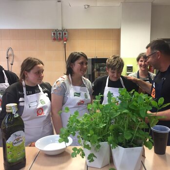 Buliony , Aktualności kulinarne , Aktualności kulinarne , , - „Pomaganie przez gotowanie” – akcja zawitała do Olsztyna. Warsztaty kulinarne dla wychowanków domów dziecka i seniorów