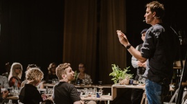 POCZUJ MOC SPOTKAŃ PRZY WSPÓLNYM STOLE! LIFESTYLE, Żywienie - Z badań wynika, iż 74% Polaków uważa spotkania z bliskimi i znajomymi za prawdziwe chwile radości i szczęścia, jednak aż 41% przyznaje, że ma na nie coraz mniej czasu.