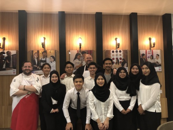 Polski duet egzotyczny LIFESTYLE, Żywienie - Polscy kucharze: Mariusz Olechno i Marcin Budynek prezentowali tatarską kuchnię z Podlasia w Malezji i Sułtanacie Brunei. Szkolili studentów z Brunei, gotowali dla przedstawicieli miejscowych władz, dyplomatów i Polonii.