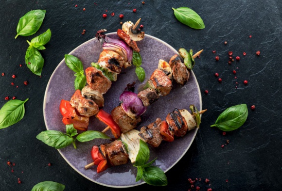 Grillowe menu - przepis na Kolorowe szaszłyki z karczku marki Berger LIFESTYLE, Żywienie - Szaszłyki to już klasyk, ale te z karczku, podane w towarzystwie kolorowych warzyw z pewnością zachwycą feerią barw i niebanalnym smakiem.