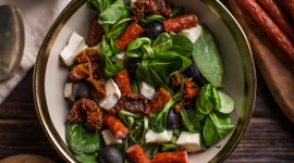 Wiosenne kolory na talerzu? Sałatkowe szaleństwo czas zacząć! LIFESTYLE, Żywienie - Maj to z pewnością piękny czas zwłaszcza, jeśli chodzi o barwy na talerzu. To także dobry moment, aby zastanowić się nad drobnymi zmianami żywieniowymi – czy to oznacza potrzebę rozstania się z ulubionymi smakami? Nie, ale postawcie na sałatki!