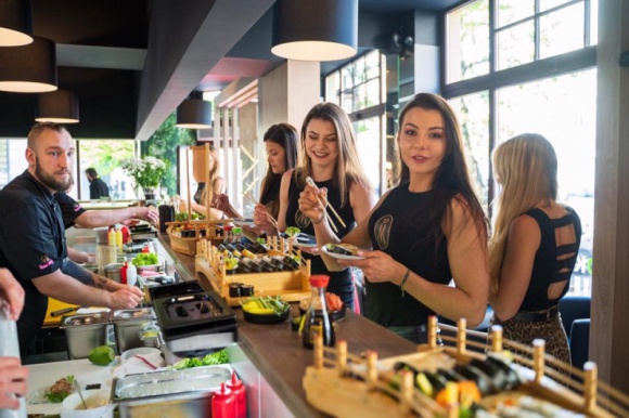 Nowy sushi bar w Szczecinie LIFESTYLE, Żywienie - Od 23 maja w Szczecinie działa restauracja największej sieci sushi barów w Polsce - Koku Sushi. Jej otwarcie przeciągnęło się na dwa dni. W czwartek smak rolek z Koku mogli ocenić szczecinianie, w piątek próbowały ich kandydatki na miss województwa zachodniopomorskiego.
