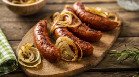 Trzy odsłony grilla – pomysły na pyszną kiełbasę, kaszankę i szaszłyki LIFESTYLE, Żywienie - Grillowanie na świeżym powietrzu to z pewnością jedna z ulubionych atrakcji większości Polaków. Czego nie może zabraknąć na ruszcie? Oczywiście kultowej kiełbasy, kaszanki oraz szaszłyków i to w różnych odsłonach.