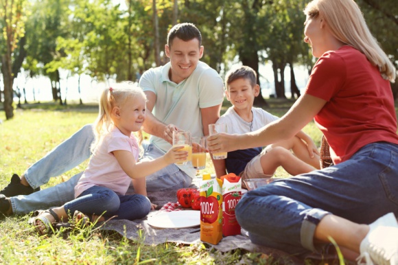 5 sposobów na to, jak połączyć wakacje i zbilansowaną dietę LIFESTYLE, Żywienie - Dopilnowanie właściwej diety staje się niełatwe, szczególnie na urlopie, kiedy nic nie musimy, co najwyżej możemy. Na odrobinę przyjemności czasem każdy z nas może sobie pozwolić, warto jednak pamiętać o kilku prostych trikach, dzięki którym będziemy mieli mnóstwo energii.
