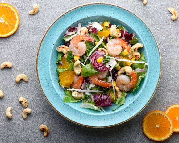 Smak wakacji - Sałatka brazylijska - przepis kulinarny LIFESTYLE, Żywienie - Latem, podczas wakacyjnych wojaży, chętnie poddajemy się kulinarnym ekspertom i z ochotą próbujemy nowych smaków.