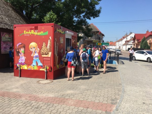 BonaNOWY poleca się na gorące dni LIFESTYLE, Żywienie - Deser BonaNOWY pojawił się w wybranych lodziarniach sieci LodyBonano kilka tygodni temu. Właściciele tych lokali twierdzą, że będzie to prawdziwy hit tego lata. Lody z dodatkami świeżych owoców już cieszą się dużą popularnością.