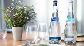 Żywiec Zdrój w szklanych butelkach LIFESTYLE, Żywienie - Żywiec Zdrój wprowadził właśnie na rynek krystaliczną górską wodę źródlaną w pięknych, szklanych butelkach.