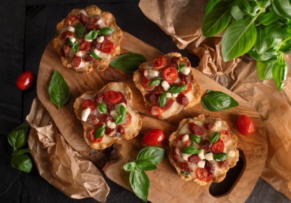 Piknikowe tartaletki na słono z kiełbaską od Bergera LIFESTYLE, Żywienie - . Łatwe do zapakowania, nie wymagające użycia sztućców, tak zwane comfort food sprawdzi się w niecodziennych warunkach. My proponujemy tartaletki z kiełbaskami.