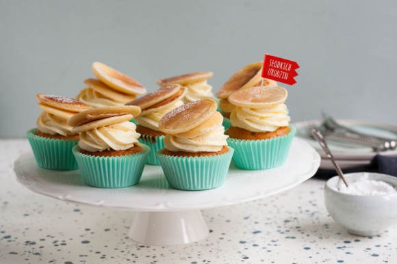 Ale babeczka! Inspiracje do przygotowania domowych babeczek LIFESTYLE, Żywienie - Babeczki, z ang. cupcakes, szturmem zdobyły polskie stoły… i podniebienia. Te miniciastka, które swoimi rozmiarami przypominają kubeczki (ang. cups), dzięki nieograniczonej opcji łączenia smaków, kolorów i dekoracji stały się wręcz małymi dziełami sztuki. Co ciekawe, (...)