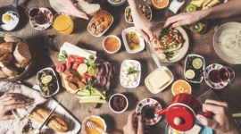 Najlepiej, bo rodzinnie! LIFESTYLE, Żywienie - Wspólne śniadanie to często okazja do miłej celebracji poranka w gronie najbliższych. Niestety pośpiech w jakim żyjemy sprawia, że rzadko udaje się nam wygospodarować odpowiednio dużo czasu, by cieszyć się porannym posiłkiem wraz z bliskimi. Jednak jak to zmienić?