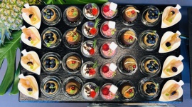 Gala Derby 2019 z marką Deli Catering LIFESTYLE, Żywienie - Jedno z najważniejszych wydarzeń sezonu wyścigów konnych 2019 za nami. O pełną obsługę kulinarną wydarzenia zadbał lider na rynku usług cateringowych w zakresie kulinariów eventowych – marka Deli Catering.