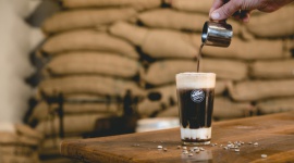 Hit lata – cold brew, czyli kawa macerowana na zimno! LIFESTYLE, Żywienie - W jaki sposób poradzić sobie z upałem? Świetną propozycją na gorące dni jest cold brew. Zimna, orzeźwiająca i dodająca energii kawa jest coraz częściej serwowana w kawiarniach. Każdy z nas może ją też przygotować w domowym zaciszu.