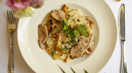 Czas na dania z kurek LIFESTYLE, Żywienie - Kurki pojawiły się w tym roku w lasach później niż zwykle, ale wreszcie restauratorzy mogą przygotowywać z nich pyszne dania. Sezon czas zacząć!