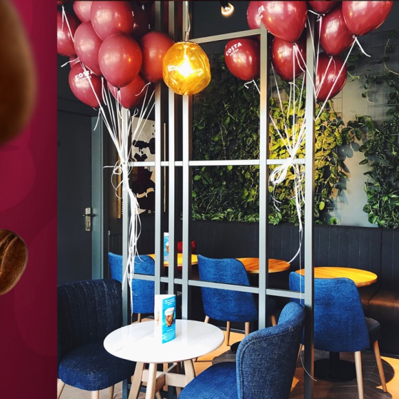 Costa Coffee stawia na rozwój LIFESTYLE, Żywienie - W ciągu zaledwie miesiąca Costa Coffee otworzyła cztery nowe kawiarnie, a w jednej przeprowadziła remodeling. Działania miały miejsce w Warszawie, Bydgoszczy i w Bielsku-Białej. To jednak nie jedyne zmiany, jakie zaszły w sieci Costa Coffee w ostatnim czasie.