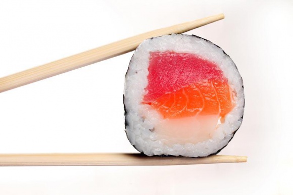 Sushi chrupie, strzela i się rozpływa - nowe trendy LIFESTYLE, Żywienie - Sushi jest tradycyjnym daniem kuchni japońskiej, które na dobre zadomowiło się w innych krajach na całym świecie. Jak każde kulinarne „zapożyczenie” zmienia się na skutek lokalnych upodobań i ulega przelotnym modom. Jakie są więc najnowsze trendy w sushi i co smakuje Polakom?