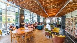 Nowa kawiarnia Green Caffè Nero w warszawskiej centrali Banku Millennium LIFESTYLE, Żywienie - Green Caffè Nero właśnie otworzyło swoją 69. kawiarnię w Warszawie – tym razem w ramach konceptu lokalu współtworzonego z użytkownikiem. Nowa kawiarnia zlokalizowana jest w centrali Banku Millennium na warszawskim Mokotowie przy ulicy Żaryna 2.
