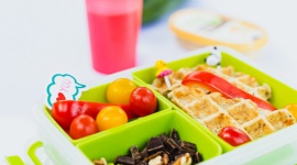 Lunchbox dla każdego LIFESTYLE, Żywienie - Coraz więcej osób samodzielnie przygotowuje lunchboxy. Taka dieta stała się ważnym elementem zdrowego stylu życia. Firma Sokołów, która organizuje cykliczne warsztaty kulinarne, tym razem zaprosiła blogerów i dziennikarzy do pogłębienia wiedzy na temat komponowania lunchboxów.