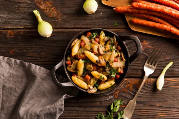 Przepisy, które rozgrzeją Cię podczas chłodnych, jesiennych dni LIFESTYLE, Żywienie - Jak nie dać się chorobie i umilić sobie czas podczas chłodniejszych dni oraz jesiennych wieczorów? Koniecznie sprawdźcie nasze przepisy na pyszną zupę z kabanosem, zasmażane kopytka z pieczarkami i cebulką oraz zupę z kiełbasą i warzywami.