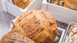 16 października – Światowy Dzień Chleba LIFESTYLE, Żywienie - Okrągły, podłużny, z chrupiącą skórką albo w formie płaskiego placka. Chleb niejedną ma formę i doczekał się nawet swojego święta. 16 października został w 1997 roku ogłoszony Światowym Dniem Chleba. To najlepsza okazja, żeby przyjrzeć się jego historii.