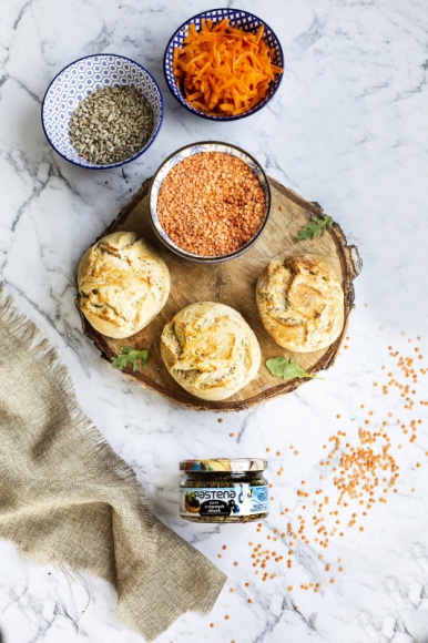 NOWOŚĆ OLE! Pastena pasta z czarnych oliwek OLE! LIFESTYLE, Żywienie - Charakterystyczny aromat tych przysmaków zachęca do wykorzystania pasty jako samodzielnej tapenady lub z dodatkami. Doskonale sprawdzi się jako składnik zimnych przekąsek oraz na ciepło. Idealnie współgra ze świeżym pieczywem, chrupiącymi grzankami czy paluszkami grissini.