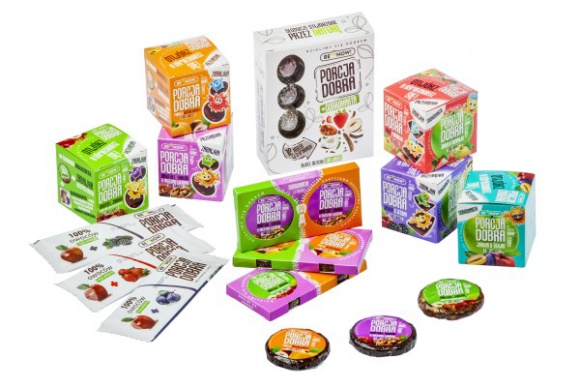 Porcja Dobra rozszerza sieć dystrybucji LIFESTYLE, Żywienie - Porcję Dobra, słodką naturalną przekąskę, która zadebiutowała na rynku na początku roku, można już kupić w sześciu dużych sklepach sieciowych. W ubiegłym miesiącu wprowadziły ją do swojego asortymentu także Empik, Auchan, E.Leclerc i białostockie PSS Społem.