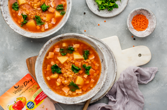 Rozgrzewająca zupa z soczewicą, jarmużem i plastrami paprykowymi LIFESTYLE, Żywienie - Jesienna aura daje się we znaki. Pochmurne, chłodne dni nie nastrajają zbyt optymistycznie. Są jednak sposoby, aby sobie z nimi radzić, jednym z nich jest ciepły i pożywny posiłek, który po powrocie do domu poprawi nastrój.