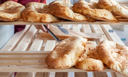 Gruzińskie puri, grecka pita i włoska piada,czyli wypieki z różnych stron świata