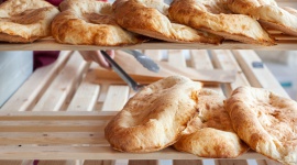 Gruzińskie puri, grecka pita i włoska piada,czyli wypieki z różnych stron świata LIFESTYLE, Żywienie - Niepowtarzalne aromaty i smaki to bogactwo, z którego można czerpać inspiracje do tworzenia własnych wariacji smakowych. Poza wyszukanymi daniami głównymi, równie ciekawe okazują się wypieki – i to te wytrawne. Podbijają kubki smakowe miłośników nieoczywistych przekąsek.