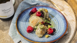 Tradycje kuchni polskiej – pierogi, skąd znalazły się na naszych stołach? LIFESTYLE, Żywienie - Tradycyjne potrawy to element, bez którego chyba nikt nie wyobraża sobie wigilijnej, uroczystej kolacji w gronie najbliższych. Zgodnie z obyczajami, na świątecznym stole zawsze powinno znaleźć się 12 dań, a wśród nich...