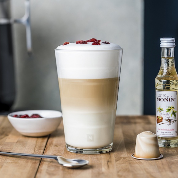 ŚWIĘTA Z NESPRESSO – WYJĄTKOWE PRZEPISY NA KAWĘ LIFESTYLE, Żywienie - Specjalnie z myślą o Świętach marka Nespresso przygotowała limitowaną kolekcję kaw smakowych w trzech odsłonach: o aromacie ciasta migdałowego, słodkiej dżemowej owocowości połączonej z kwasowością malin oraz łącząca nuty zbożowe z owocowym aromatem. Którą wybieracie?