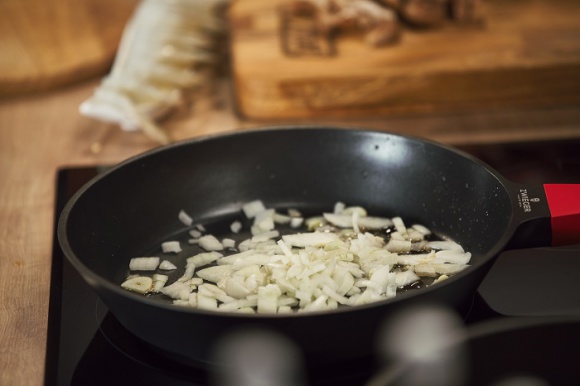 Dieta na home office, czyli jak zachować formę LIFESTYLE, Żywienie - W ciągu ostatnich dwóch miesięcy przywykliśmy już do myśli, że praca zdalna jest możliwa. Dostosowaliśmy przestrzeń wokół siebie, nauczyliśmy się też odpoczywać w takich warunkach, ale czy zadbaliśmy o dobre odżywianie? Jeśli nie, najwyższy czas to zrobić!