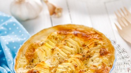 Ziemniak odkryty na nowo – 2 szybkie przekąski z ziemniakiem w roli głównej LIFESTYLE, Żywienie - Ziemniak, pyra, kartofel, a nawet grula czy bulwa – różnie zwany, lecz przez większość uwielbiany. Skąd pochodzi i dlaczego na stałe zagościł w każdym warzywniaku? Jaki ma związek z Janem III Sobieskim i starożytnymi Inkami?