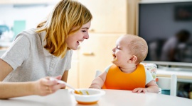 Czy wiesz, czym jest tzw. responsive feeding? LIFESTYLE, Żywienie - Troska o jadłospis niemowlęcia jest zatem inwestycją w jego zdrowie. Dowiedz się, jak rozpoznać, czy Twój maluch ma już pełny brzuszek, czy może nadal jest głodny.