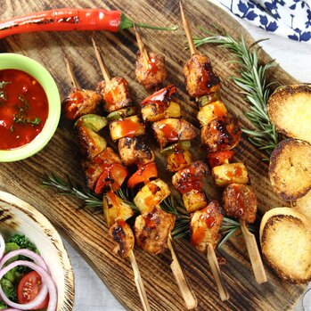 Produkty , Aktualności kulinarne , Przyprawy , , - Domowe grillowanie na szóstkę – kilka sprawdzonych trików, by dania z rusztu były jeszcze smaczniejsze