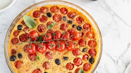 PRZEPIS: Clafoutis z pomidorkami cherry i czarnymi oliwkami drylowanymi OLE! LIFESTYLE, Żywienie - PRZEPIS: Clafoutis z pomidorkami cherry i czarnymi oliwkami drylowanymi OLE!