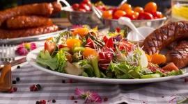 Zostań mistrzem grillowania LIFESTYLE, Żywienie - Choć ten sezon grillowy będzie się różnił od poprzednich, to nadal mamy wiele możliwości, by cieszyć się niepowtarzalnym smakiem i aromatem dań z rusztu. Dla wszystkich, którzy uwielbiają grillowanie, Sokołów ma wiele wyśmienitych propozycji z linii Grill House.