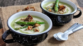 Zupy idealne na lato. Inspiracje od marki Vegeta Natur LIFESTYLE, Żywienie - Zupy są smaczne i pożywne. W chłodne dni rozgrzewają, jak nic innego. Latem zachwycają kolorem i aromatem świeżych, sezonowych warzyw. Każdy z nas ma sprawdzone, ulubione przepisy na zupy, a pora roku sprzyja kulinarnym eksperymentom.