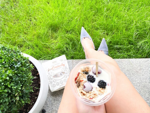 Jak przygotować pełnowartościowe śniadanie idealne w domu i na wynos? LIFESTYLE, Żywienie - Coraz szybszy tryb życia powoduje, że często nie mamy czasu na przygotowywanie zdrowych posiłków. Jakie produkty i rozwiązania wybierać, by nie tracić czasu w kuchni, a jeść smacznie z korzyścią dla zdrowia?